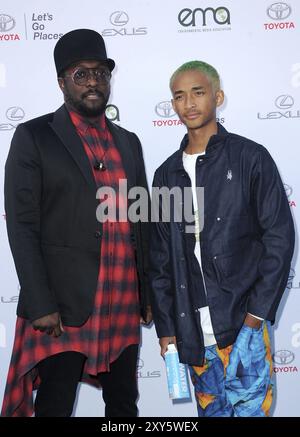Will.i.am et Jaden Smith à la 27e édition annuelle des EMA Awards de l'Environmental Media Association, qui s'est tenue au Barker Hangar à Santa Monica, aux États-Unis, en septembre Banque D'Images