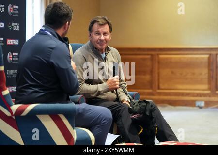 Sir Nick Faldo avec un chiot nommé « Faldo » d'après Guide Dogs a été désigné comme l'organisme de bienfaisance officiel du tournoi, lors d'une conférence de presse devant les Betfred British Masters au beffroi, Sutton Coldfield. Date de la photo : mercredi 28 août 2024. Banque D'Images