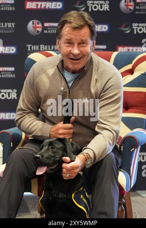 Sir Nick Faldo avec un chiot nommé « Faldo » d'après Guide Dogs a été désigné comme l'organisme de bienfaisance officiel du tournoi, lors d'une conférence de presse devant les Betfred British Masters au beffroi, Sutton Coldfield. Date de la photo : mercredi 28 août 2024. Banque D'Images