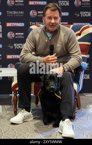 Sir Nick Faldo avec un chiot nommé « Faldo » d'après Guide Dogs a été désigné comme l'organisme de bienfaisance officiel du tournoi, lors d'une conférence de presse devant les Betfred British Masters au beffroi, Sutton Coldfield. Date de la photo : mercredi 28 août 2024. Banque D'Images