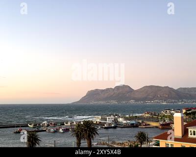 Une vue du port de Kalk Bay au Cap en Afrique du Sud. Il se trouve sur la côte ouest de False Bay Banque D'Images