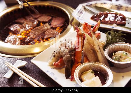 Bœuf et fruits de mer cuisinés dans un restaurant-grill japonais. Yakiniku, barbecue japonais Banque D'Images