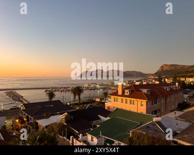 Une vue du port de Kalk Bay au Cap en Afrique du Sud. Il se trouve sur la côte ouest de False Bay Banque D'Images