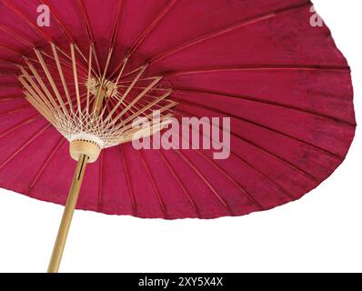 Papier oriental rouge parapluie, parasol japonais isolé sur fond blanc Banque D'Images