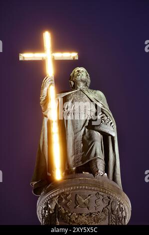 Saint Vladimir avec croix incandescente dans un monument de la main à Kiev Ukraine sur le ciel nocturne Banque D'Images