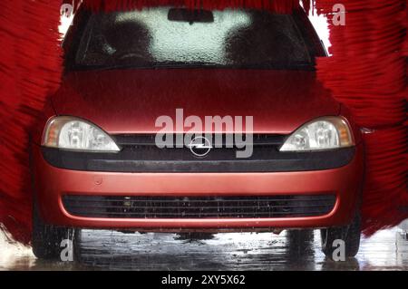 Photo stock d'une automobile Red Opel Corsa dans une machine à laver Banque D'Images