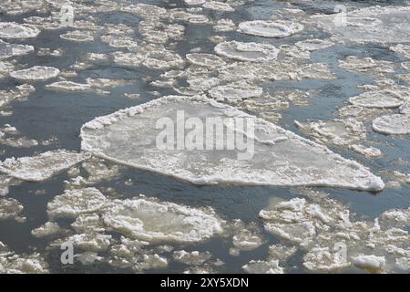 La glace jaillit sur l'Elbe près de Magdebourg par une froide journée d'hiver Banque D'Images