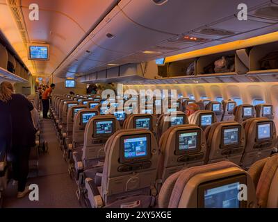 Intérieur de l'avion alors que les passagers commencent à embarquer sur un vol Emirates en soirée du Cap à Dubaï Banque D'Images