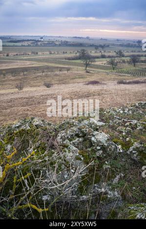 Hoelzlstein près d'Oggau et petite chapelle dans le paysage Banque D'Images