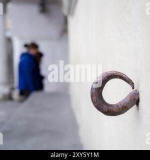 Scène sur les rues de Koper avec l'homme d'aller travailler Banque D'Images