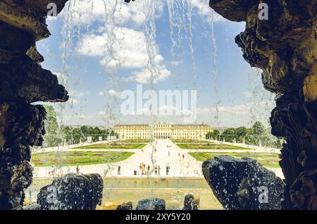 Vienne, Autriche 2013-07-08 vue sur les jardins du palais Schonbrunn UNESCO. Touristes marchant dans les jardins. Vue à travers l'eau qui coule jusqu'à la fontaine Banque D'Images