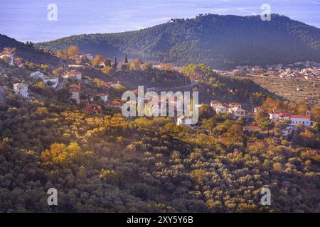 Vue aérienne du coucher de soleil du village de montagne de Portaria, Pilio, mont Pélion, Grèce, Europe Banque D'Images