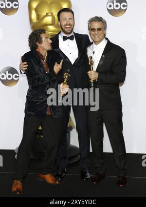 Mark A. Mangini, David White et Chris Evans lors de la 88e cérémonie annuelle des Academy Awards, salle de presse qui s'est tenue au Loews Hollywood Hotel à Hollywood, aux États-Unis, le Banque D'Images