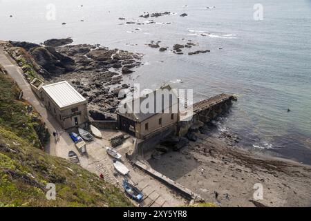 L'ancienne station de sauvetage de 1914 au pied des falaises de Lizard point. Grande-Bretagne, Cornouailles, lézard Banque D'Images