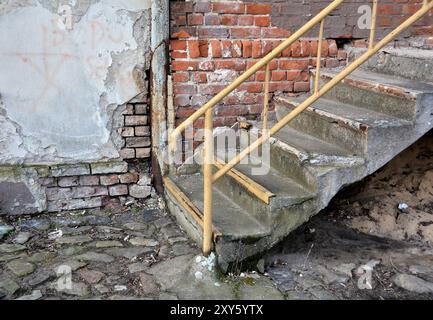 Escaliers dans un bâtiment abandonné de la gare Banque D'Images