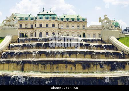 Vienne, Autriche 2013-07-08 vue au Palais du Belvédère et fontaine dans une journée d'été ensoleillée avec des fontaines d'eau Banque D'Images