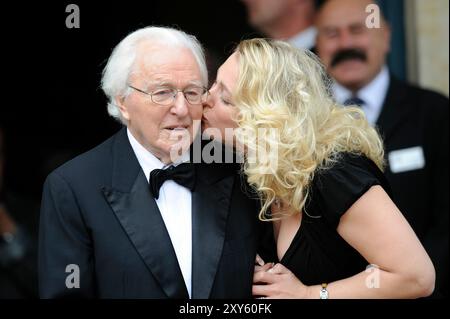 PHOTO D'ARCHIVE : Wolfgang WAGNER aurait eu 105 ans le 30 août 2024, Katharina WAGNER embrasse son père Wolfgang (directeur du festival). Festival Bayreuth Richard Wagner-tapis rouge le 25 juillet 2008. ? SVEN SIMON, Prinzess-Luise-Str.41#45479 Muelheim/Ruhr#tel.0208/9413250#fax 0208/9413260#Kto 244 293 433 P ostbank E ssen BLZ 360 100 43#www.SvenSimon.net#e-mail:SvenSimon@t-online.de. Banque D'Images