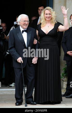 PHOTO D'ARCHIVE : Wolfgang WAGNER aurait eu 105 ans le 30 août 2024, Katharina WAGNER avec son père Wolfgang (directeur du festival). Festival Bayreuth Richard Wagner - tapis rouge le 25 juillet 2008. ? SVEN SIMON, Prinzess-Luise-Str.41#45479 Muelheim/Ruhr#tel.0208/9413250#fax 0208/9413260#Kto 244 293 433 P ostbank E ssen BLZ 360 100 43#www.SvenSimon.net#e-mail:SvenSimon@t-online.de. Banque D'Images