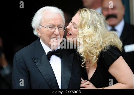 PHOTO D'ARCHIVE : Wolfgang WAGNER aurait eu 105 ans le 30 août 2024, Katharina WAGNER embrasse son père Wolfgang (directeur du festival). Festival Bayreuth Richard Wagner-tapis rouge le 25 juillet 2008. ? SVEN SIMON, Prinzess-Luise-Str.41#45479 Muelheim/Ruhr#tel.0208/9413250#fax 0208/9413260#Kto 244 293 433 P ostbank E ssen BLZ 360 100 43#www.SvenSimon.net#e-mail:SvenSimon@t-online.de. Banque D'Images