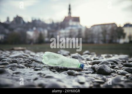 Pollution environnementale : bouteille en plastique sur la plage, ville urbaine Banque D'Images