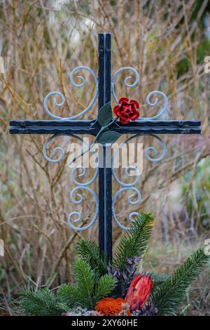 Friedhof Tegel, Berlin, Allemagne, 29 novembre 2018 : croix en fonte avec une rose rouge sur une tombe, Europe Banque D'Images