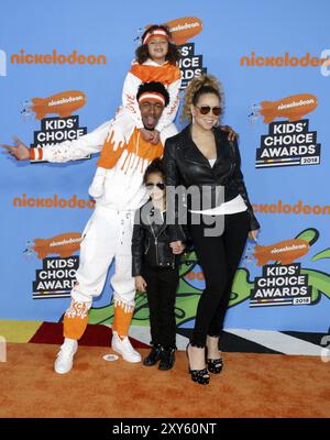 Mariah Carey, Nick Cannon, Marocain Cannon et Monroe Cannon à l'occasion des Prix du choix des enfants 2018 de Nickelodeon, qui ont eu lieu au Forum d'Inglewood, aux États-Unis, sur Marc Banque D'Images