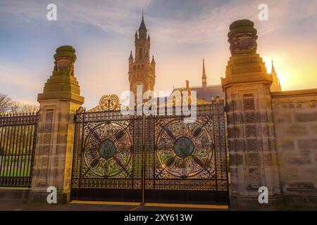 Coucher de soleil sur le Palais de la paix siège du droit international à Haag ou à la Haye, pays-Bas Banque D'Images