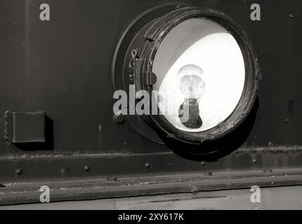 Phares d'une ancienne locomotive dans le port de Magdebourg Banque D'Images