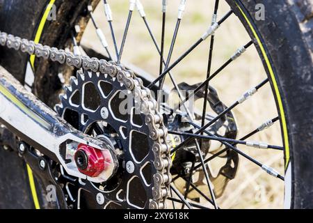 Moto roue arrière trial et enduro. Monté sur la roue dentée et la chaîne avec des rayons. Gros plan de la roue arrière d'une motocyclette tout-terrain Banque D'Images