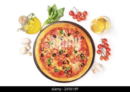 Pizza pepperoni avec du vin et des ingrédients, photographiée du haut sur un fond blanc avec une place pour le texte. Champignons, huile d'olive, basilic, tomates autour Banque D'Images