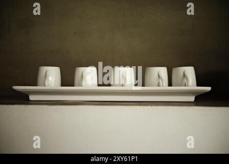 Ensemble de tasses en céramique blanche moderne pour boire du thé ou du café Banque D'Images