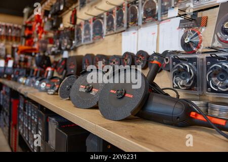 Quincaillerie avec meuleuses d'angle assortiment d'outils électriques sur les étagères Banque D'Images