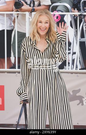 Lido di Venezia, le casting arrive à la photocall pour la conférence de presse du film Beetlejuice Beetlejuice lors du 81ème Festival International du film de Venise. Sur la photo : Catherine O'Hara arrive au Palazzo del Casinò crédit : Independent photo Agency Srl/Alamy Live News Banque D'Images