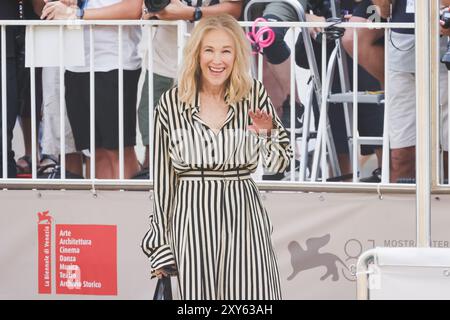 Lido di Venezia, le casting arrive à la photocall pour la conférence de presse du film Beetlejuice Beetlejuice lors du 81ème Festival International du film de Venise. Sur la photo : Catherine O'Hara arrive au Palazzo del Casinò crédit : Independent photo Agency Srl/Alamy Live News Banque D'Images