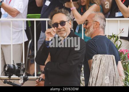 Lido di Venezia, le casting arrive à la photocall pour la conférence de presse du film Beetlejuice Beetlejuice lors du 81ème Festival International du film de Venise. Sur la photo : Tim Burton arrive au Palazzo del Casinò crédit : Independent photo Agency Srl/Alamy Live News Banque D'Images