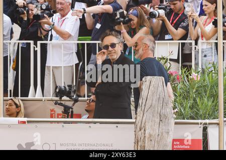 Lido di Venezia, le casting arrive à la photocall pour la conférence de presse du film Beetlejuice Beetlejuice lors du 81ème Festival International du film de Venise. Sur la photo : Tim Burton arrive au Palazzo del Casinò crédit : Independent photo Agency Srl/Alamy Live News Banque D'Images