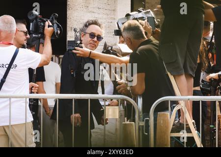 Lido di Venezia, le casting arrive à la photocall pour la conférence de presse du film Beetlejuice Beetlejuice lors du 81ème Festival International du film de Venise. Sur la photo : Tim Burton arrive au Palazzo del Casinò crédit : Independent photo Agency Srl/Alamy Live News Banque D'Images