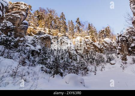 Vue hivernale des rochers skaly de Prachovske dans la région de Cesky raj (Paradis tchèque), République tchèque Banque D'Images