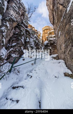 Vue hivernale des rochers skaly de Prachovske dans la région de Cesky raj (Paradis tchèque), République tchèque Banque D'Images