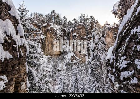 Vue hivernale d'un rocher skaly Prachovske dans la région de Cesky raj (Paradis tchèque), République tchèque Banque D'Images