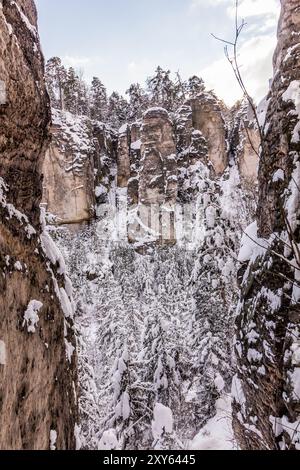 Vue hivernale d'un rocher skaly Prachovske dans la région de Cesky raj (Paradis tchèque), République tchèque Banque D'Images