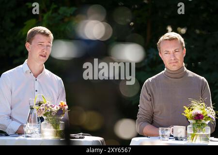 Copenhague, Danemark. 28 août 2024. Le chef du parti Morten Messerschmidt et le nouveau porte-parole de l'immigration Mikkel Bjoern lors de la conférence de presse du Parti populaire danois dans le cadre de la réunion de groupe estivale du parti au Fredensborg Store Kro, mercredi 28 août 2024. (Photo : Liselotte Sabroe/Ritzau Scanpix) crédit : Ritzau/Alamy Live News Banque D'Images