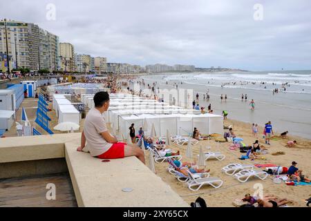 FRA, Frankreich, les Sables d Olonne, 21.07.2024 : Blick auf den Badestrand von les Sables d Olonne an der französischen Atlantikküste an einem grauen Tag im Sommer BEI Fluthöchststand *** FRA, France, les Sables d Olonne, 21 07 2024 vue de la plage des Sables d Olonne sur la côte atlantique française par une journée grise d'été à marée haute Banque D'Images