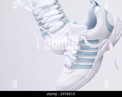 Close up of white artistique des chaussures de sport dans l'air isolé sur fond blanc Banque D'Images