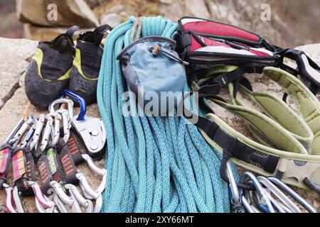 Équipement d'escalade, sac pour magnésie au sol ou carabines et corde sur fond. Concept de sport de plein air Banque D'Images