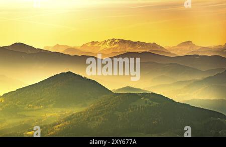 Vue de paysage pendant le coucher du soleil au printemps de Graz Schockl montagne en Styrie, Autriche. Destination touristique célèbre, randonnée et VTT spot Banque D'Images