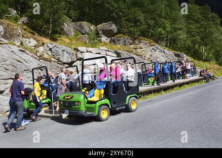Olden, Norvège, 1er août 2018 : voitures de troll, gens sur le chemin de Briksdal ou glacier Briksdalsbreen à Olden, Norvège, Europe Banque D'Images
