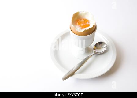 Oeuf de petit-déjeuner à la coque dans un coquetier Banque D'Images