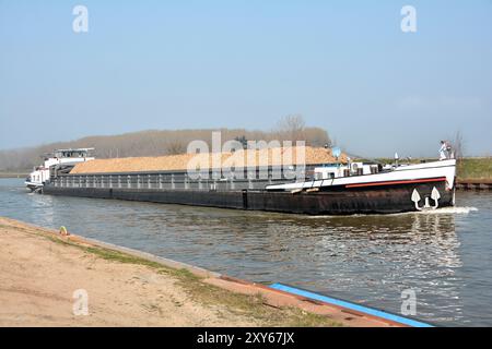 Navire sur le canal Mittelland près de Magdebourg Banque D'Images