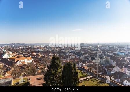 Vue sur la ville de Graz de la colline Schlossberg, Hôtel de ville, centre-ville, Tour de l'horloge Soleil sur le ciel bleu d'hiver. Destination du voyage Banque D'Images